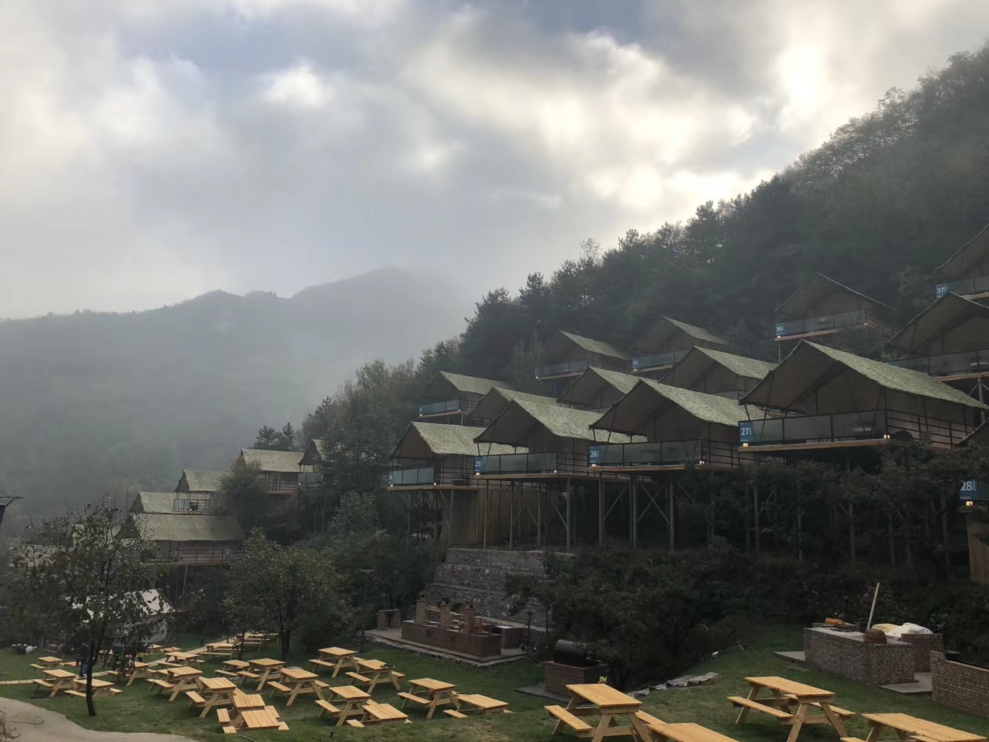 国内超大型山间帐篷酒店山里寒舍寻找她的秘密