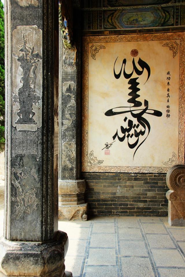 开封这座清真寺十分罕见石柱能断晴雨门前狮子石料来自阿拉伯