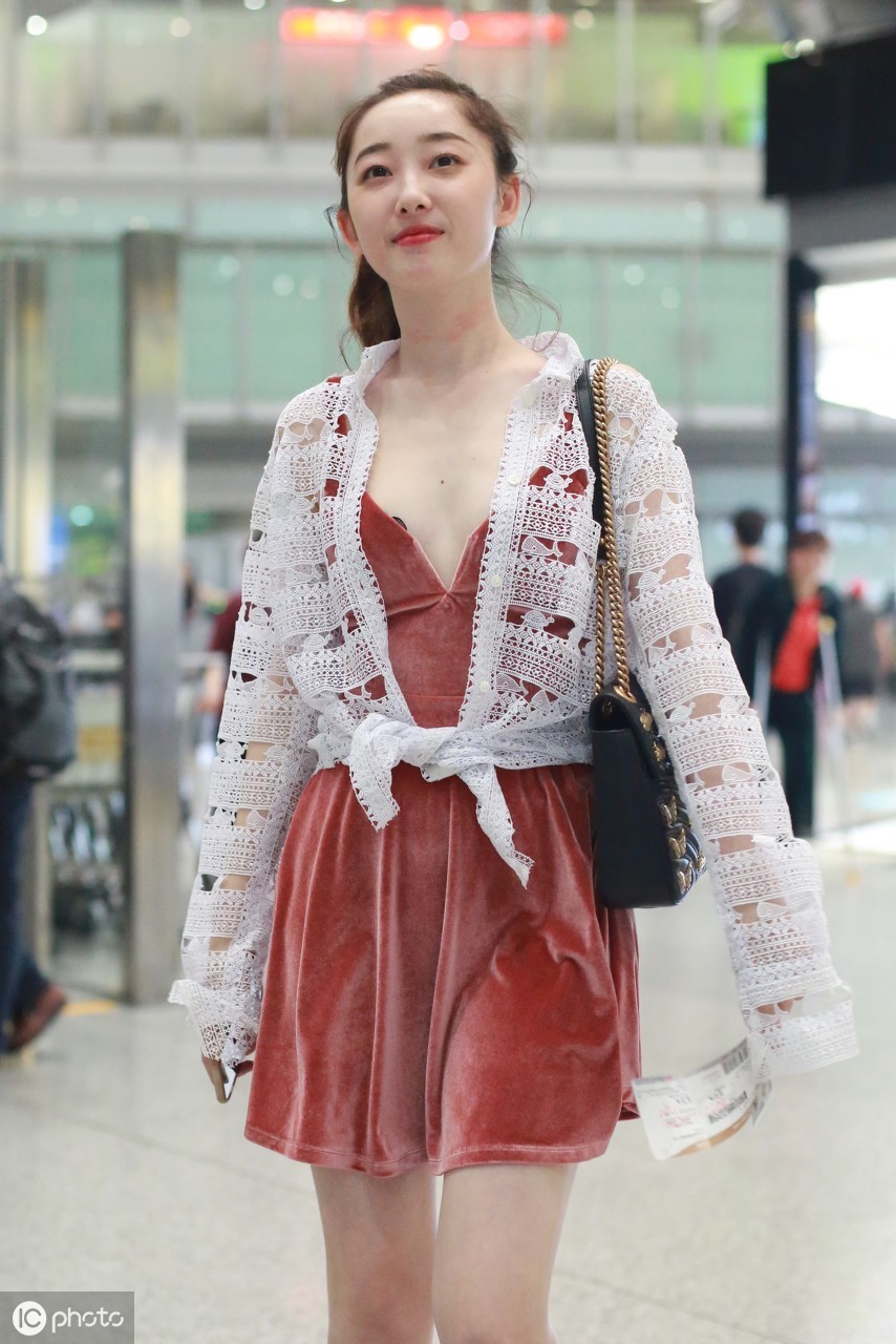 豆沙吊带短裙现身机场的蒋梦婕,"肤白貌美"好迷人