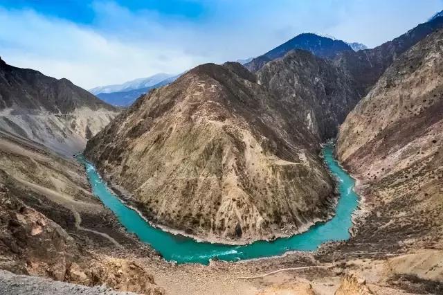 区域,包括了"怒江第一湾"及周边地区为代表的怒江深切河曲地质景观