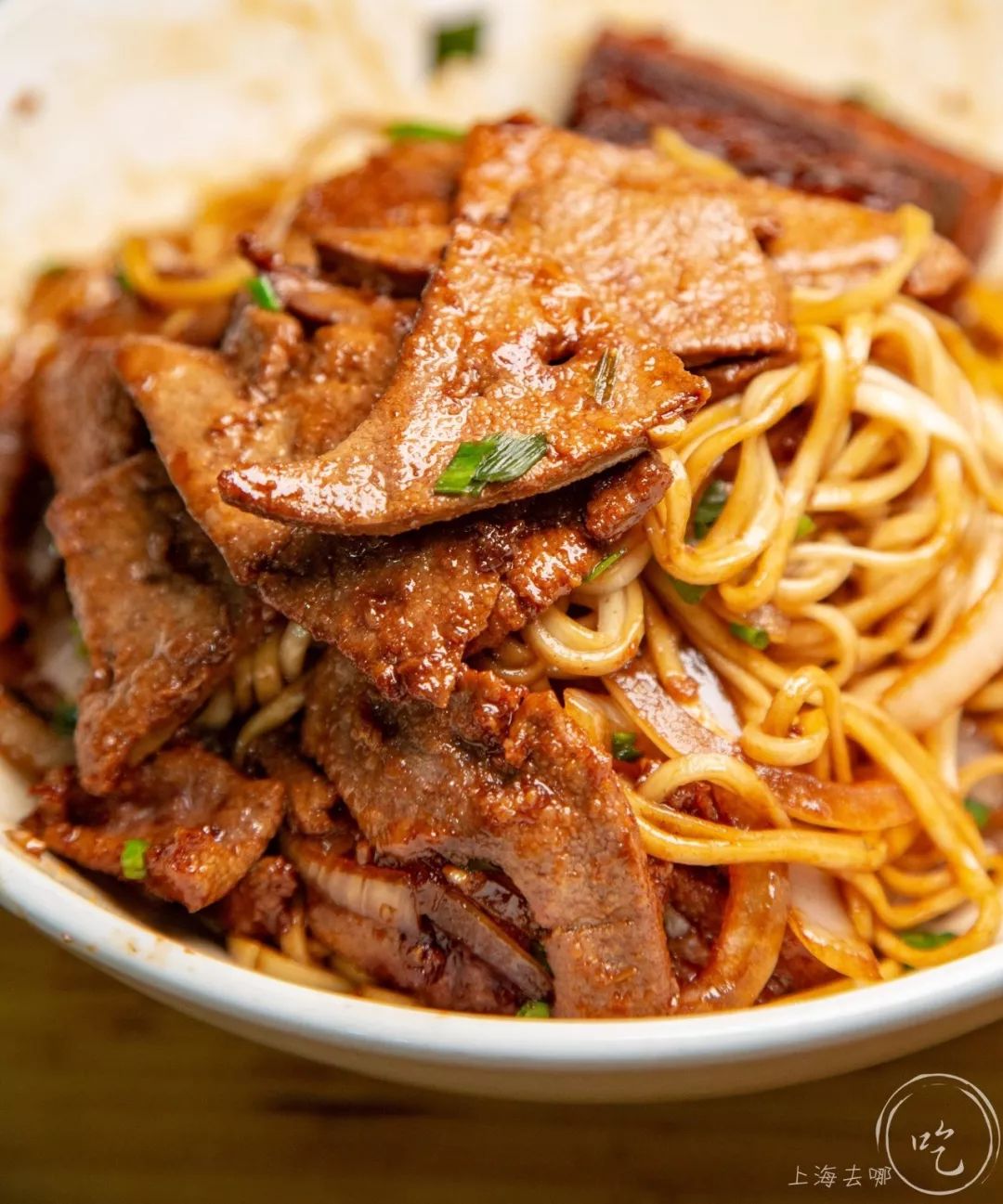 猪肝酱香味浓郁,甘甜不腥气,入口还是脆的,越嚼越香,底下每一根面都裹