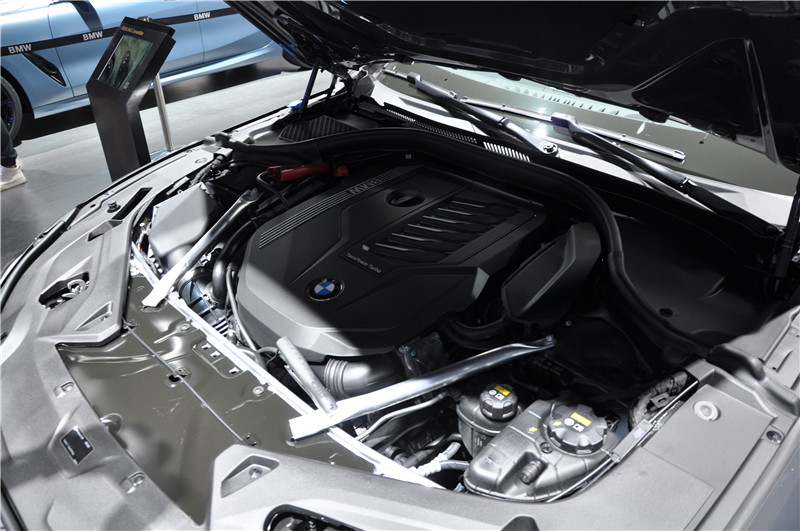 0升直列6缸发动机,最大功率为250千瓦,最大扭矩为500牛·米,全系搭配