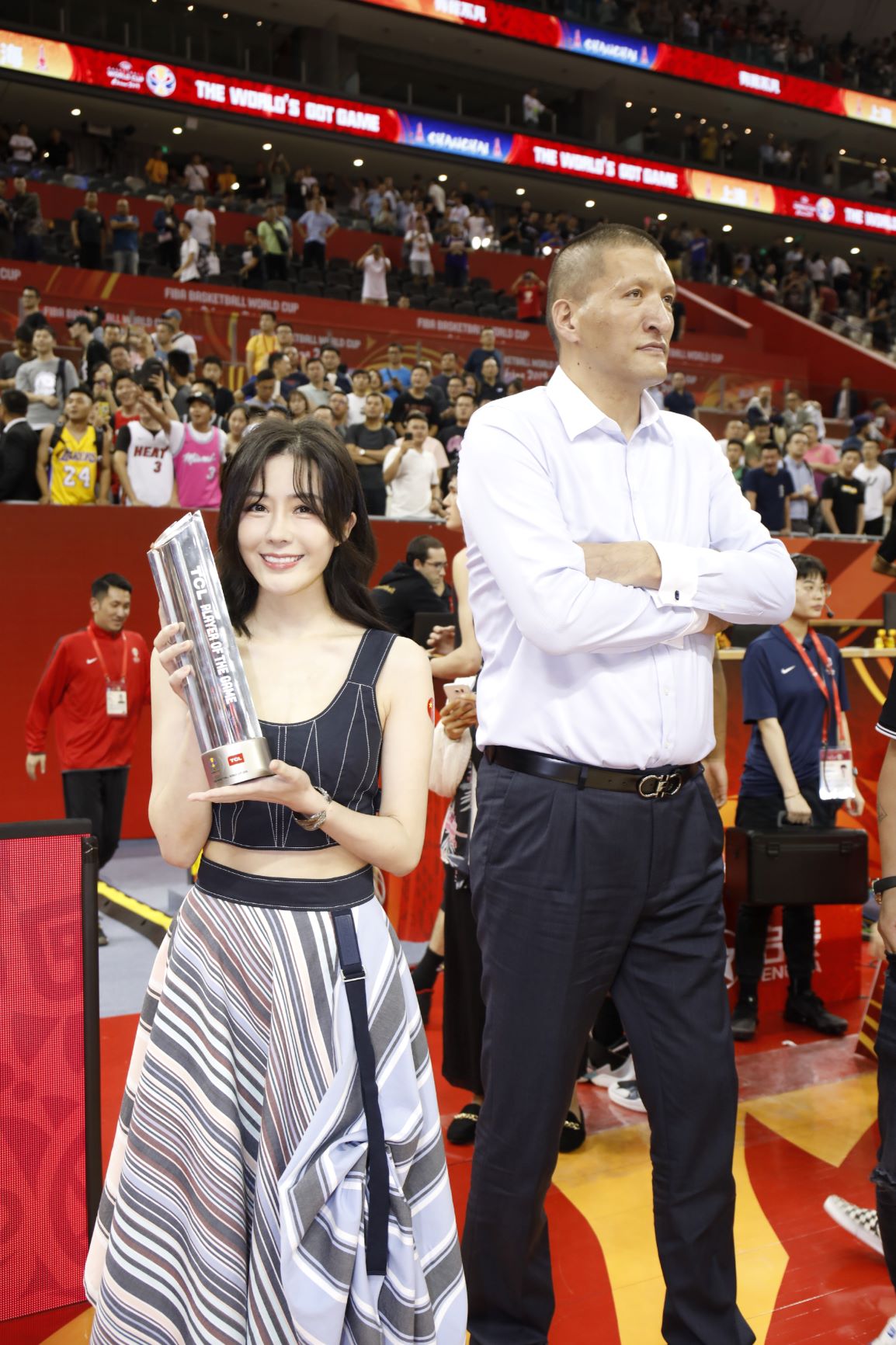 汤晶媚现身东方体育中心 为fiba世界杯篮球赛颁奖