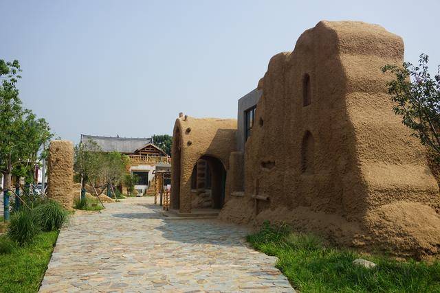 郑州8000年的网红地裴李岗村重焕新彩村民自造的网红游乐项目秀出天际