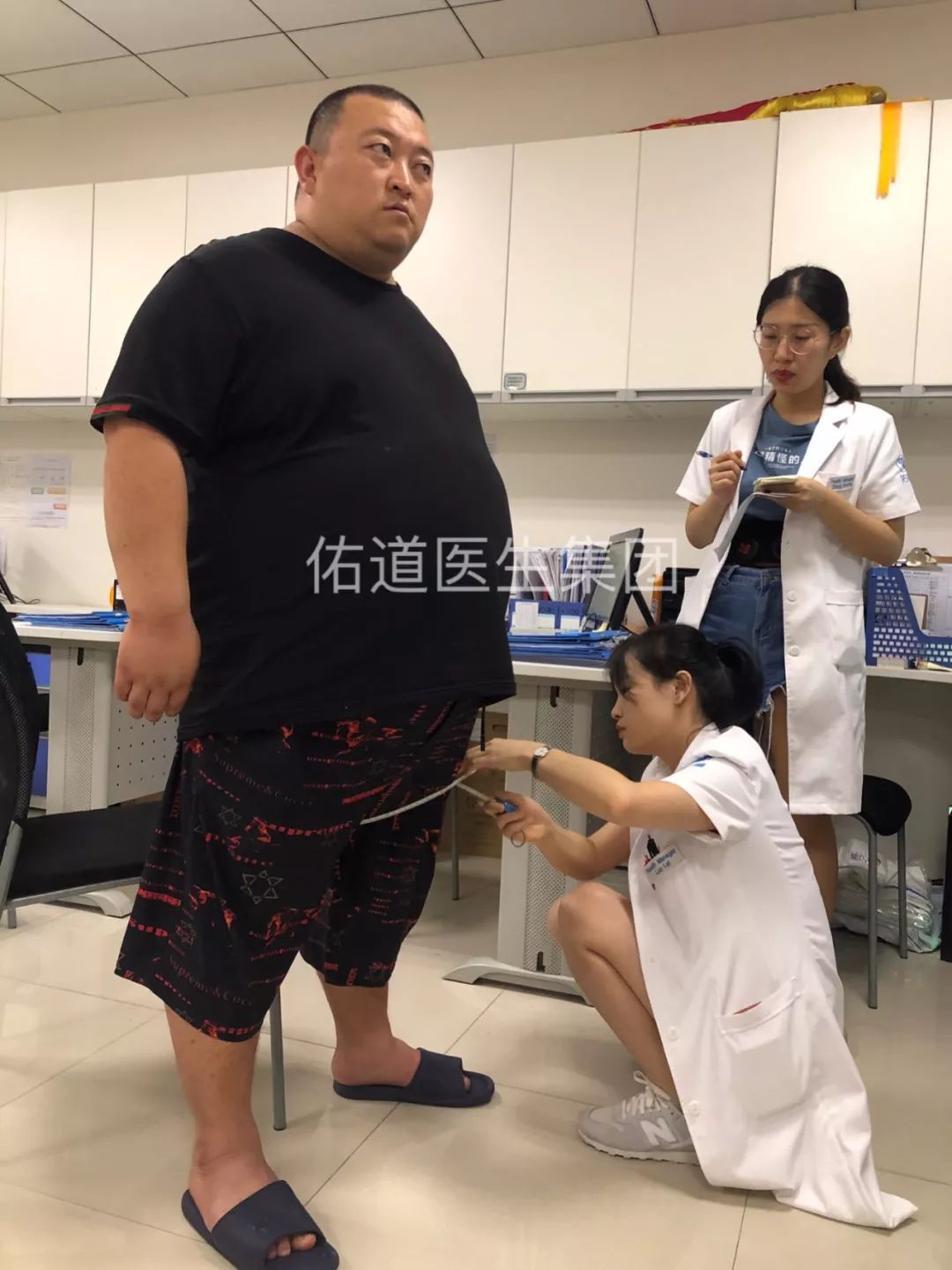 "自从变胖后,买衣服只能到特定的胖子衣服专卖店购买,刚开始去的时候