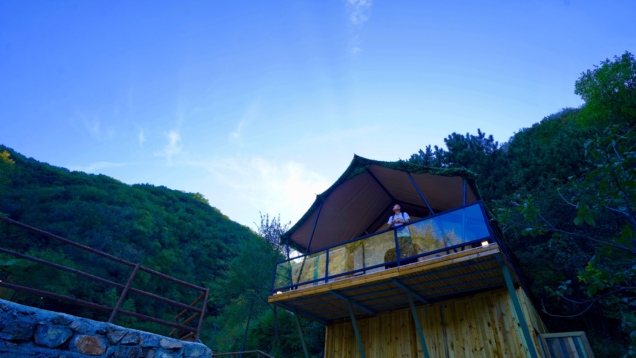 国内超大型山间帐篷酒店山里寒舍寻找她的秘密