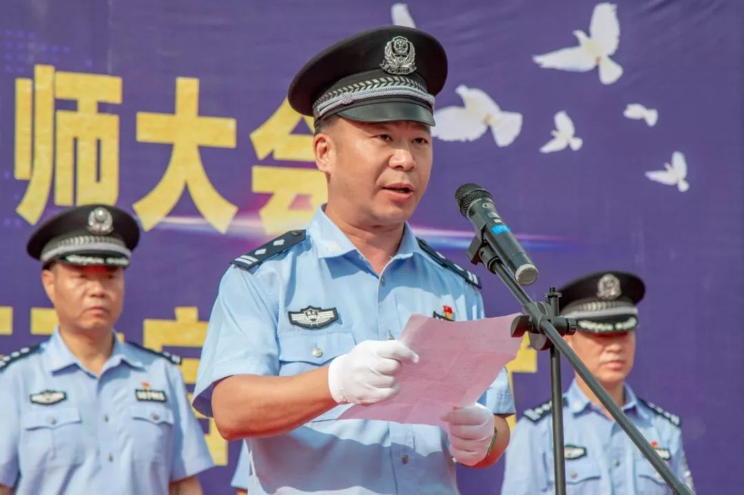 柯儒学△邹志刚当天上午活动现场,阳新县公安局上街派出所青年民警