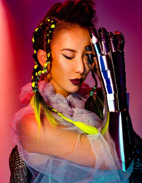 原创44岁李玟穿着好大胆丸子头齐刘海造型另类钢铁手臂吸睛