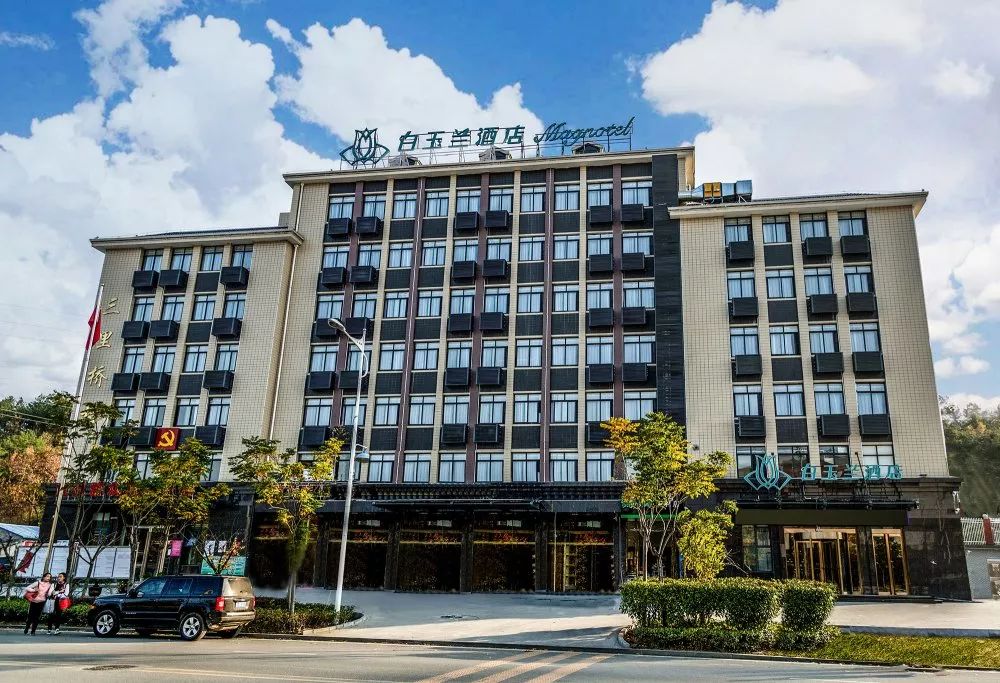 白玉兰酒店102维也纳国际酒店(罗田店)位于罗田县凤山镇余三胜大道,是