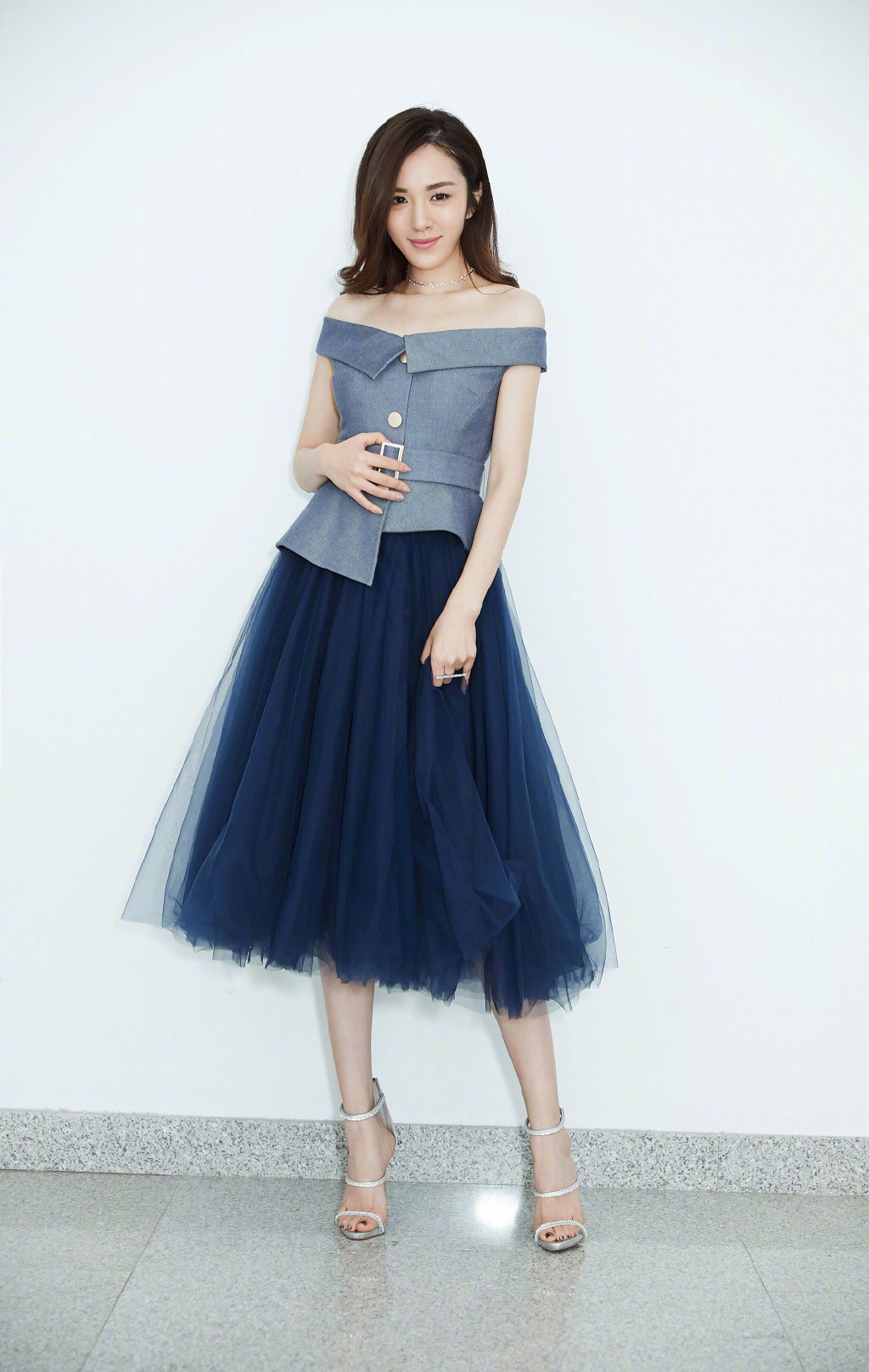 俏皮可爱王晓晨现身活动穿t恤配牛仔裤时尚气息挡不住