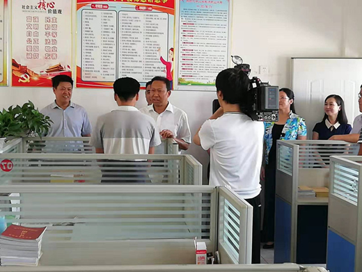 刘雪荣到罗田县河铺镇双凤坳中学看望慰问一线教师