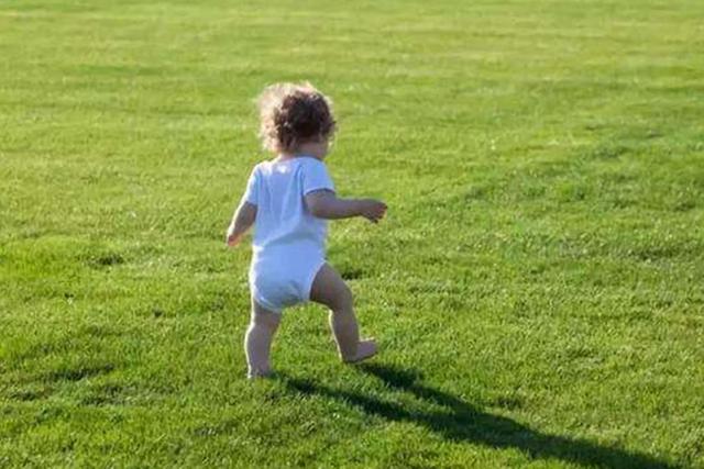 娃学会走路的早晚,暗示了智商高还是低?家长可别被忽悠了