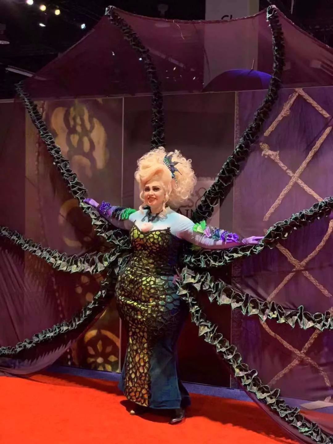 毕竟今天全场的焦点是《小美人鱼》里经典大反派乌苏拉:不过有一则看