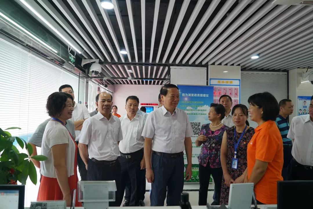 市民政局副局长李龙;湖里区人大副主任曾文生,湖里区政府副区长洪耀同