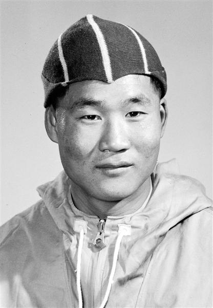 化身攀登者回顾59年前王富洲贡布屈银华的珠峰极地使命