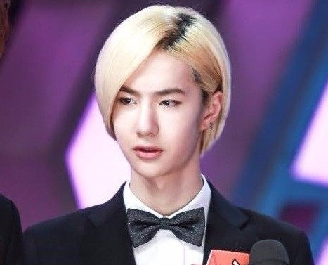 原创王一博金发侧颜照被扒罕见甜蜜治愈笑容弟弟果然是从小帅到大