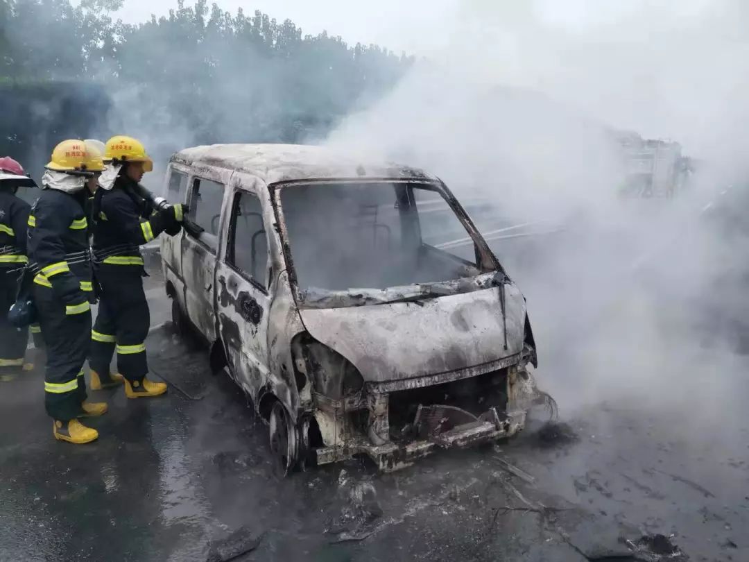 惊险视频海安某高速路段一面包车突起熊熊大火司机反应绝了