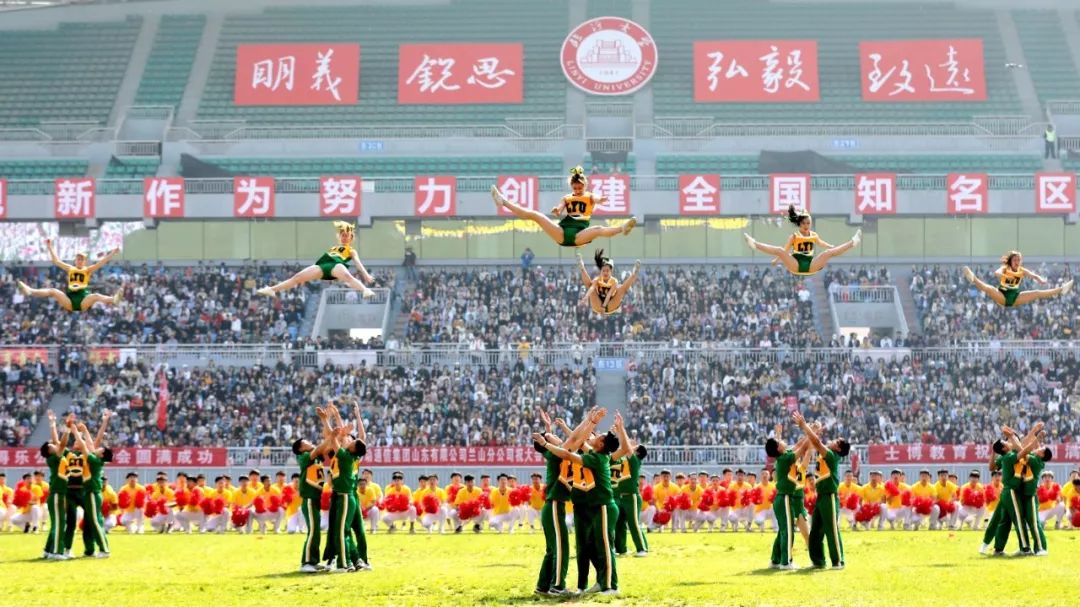 最美教师李永红托举人塔空翻抛接打造临大最炫时尚运动者