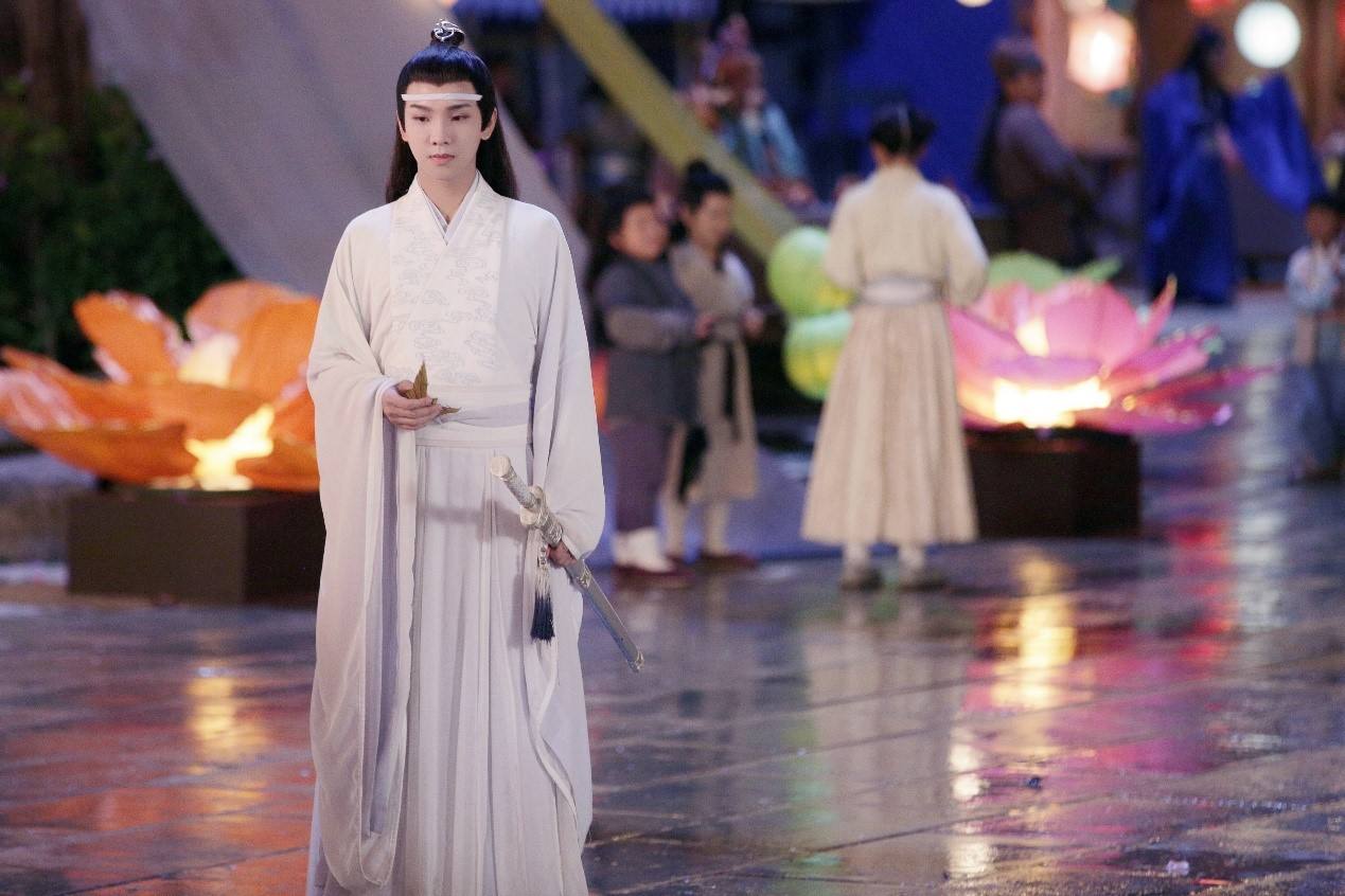 郑繁星直播翻车摔倒之后傻笑不止陈情令剧组蛋糕三杀
