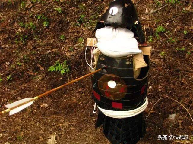 图:日本弓近距离的破甲而明代抗倭战争中,倭寇的长弓也让明代将士吃尽