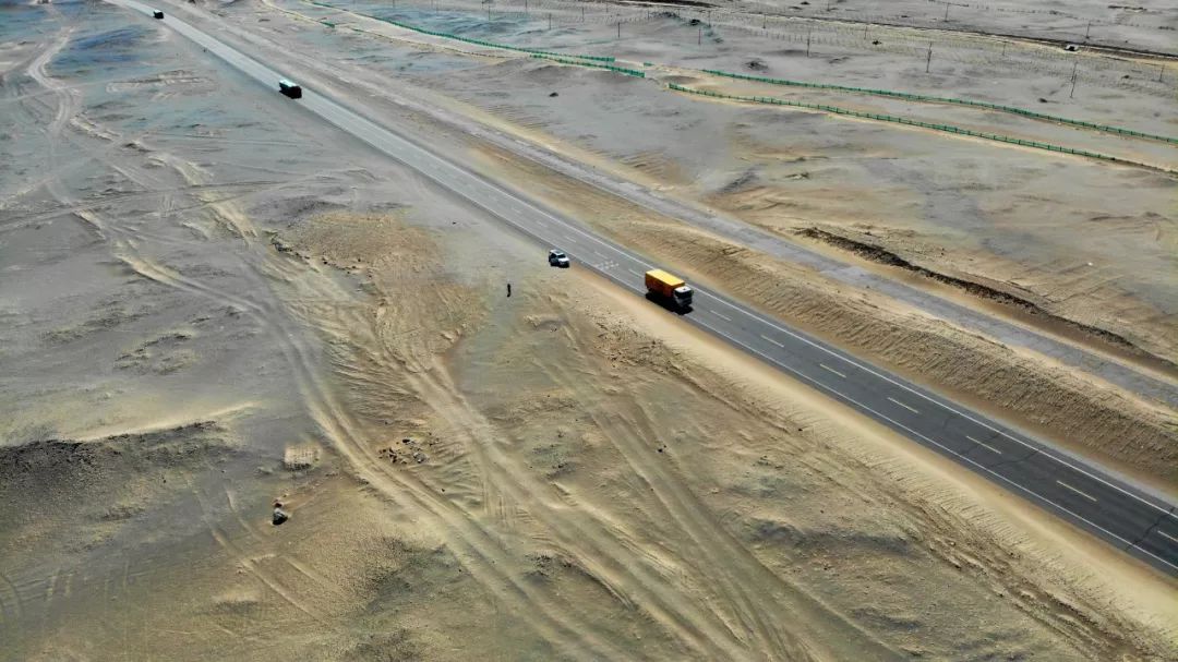 巴里坤再往西至乌鲁木齐,还有一条是先往南走一段s328和一些县道乡道