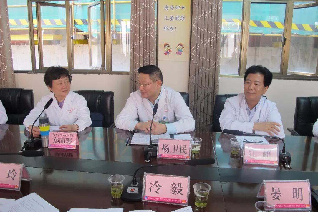 郑胡镛教授在我院进行教学查房并指导工作儿童血液肿瘤科张景荣主任