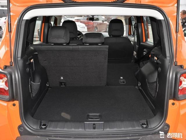 自由侠的后备厢空间偏小,好在后排能够放倒,满足日常家用还是可以做到