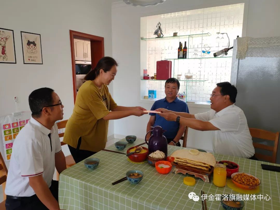 【新闻】巴图吉雅走访慰问伊金霍洛旗退休老教师和一线教师代表