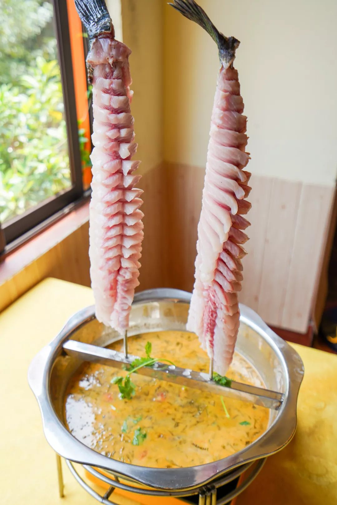 展现出鱼的鲜嫩,滑,无鱼骨,考验师傅的刀功,与新的吃法,值得品尝.