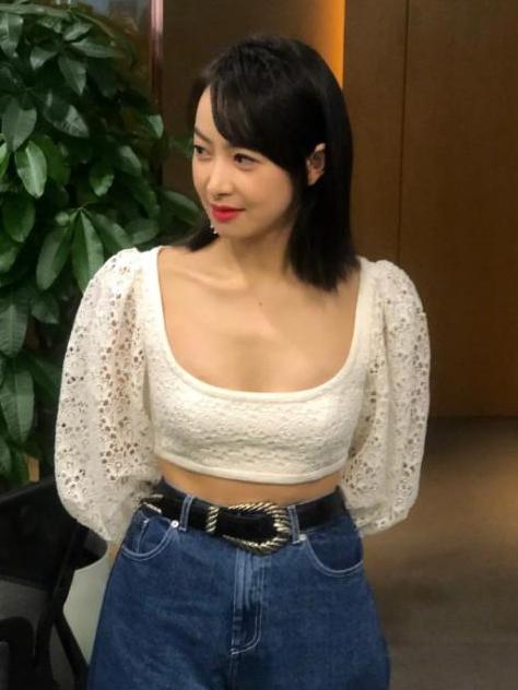 网友的沟阋捕荚谒诬绲亩亲由,纷纷调侃赘肉都挤出来了,真的很显壮.