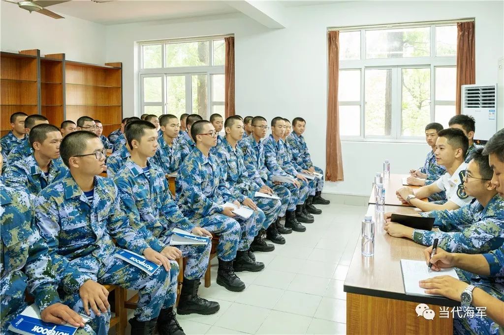 宣讲队员在海军军医大学参加2019级学员座谈会在活动过程中我们看到