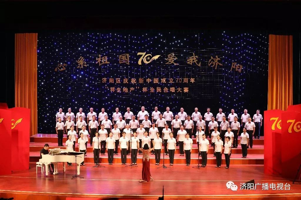 比赛在仁风镇代表队演唱的《为您庆典《阳光乐章》中拉开序幕.