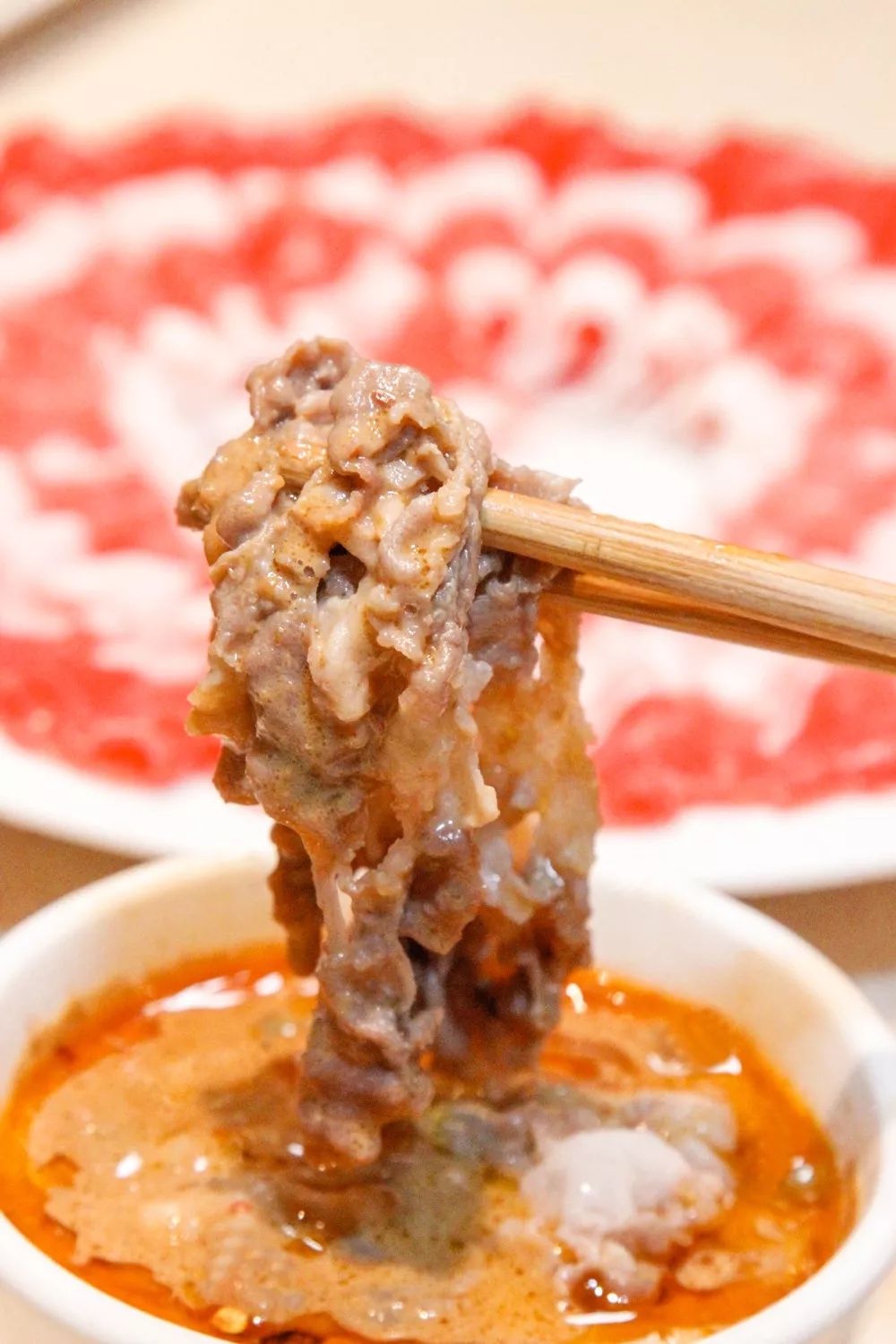 专门从内蒙空运而来的这可是阳坊大都的老板清汤涮肉更能体现肥牛的