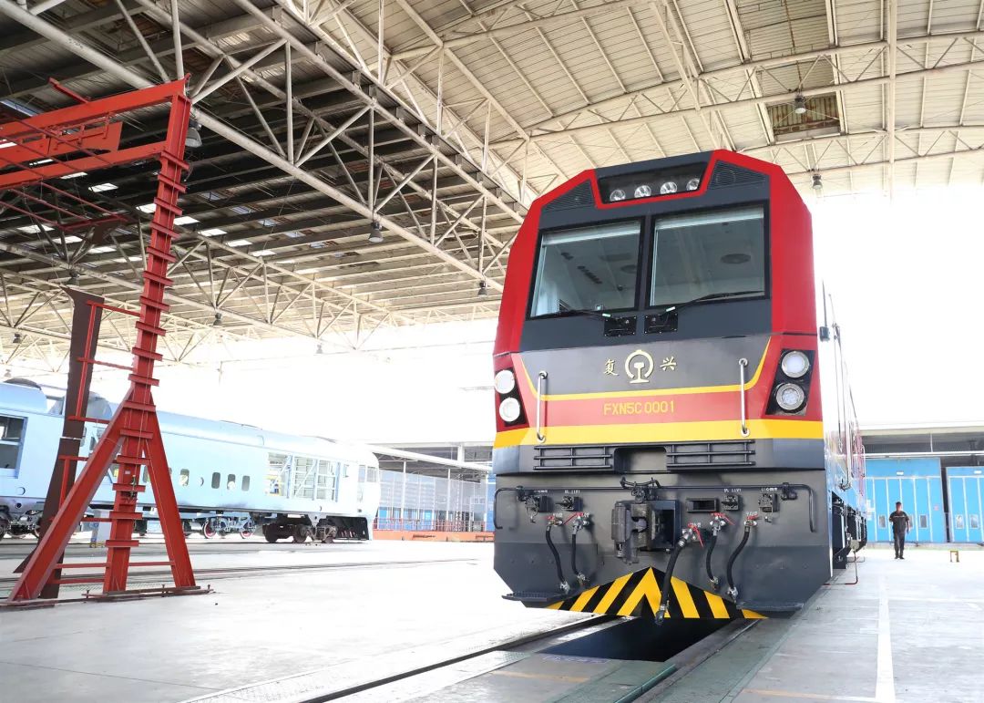 随着一长声鸣笛,fxn5c 0001号4400马力交流传动货运内燃机车缓缓驶出