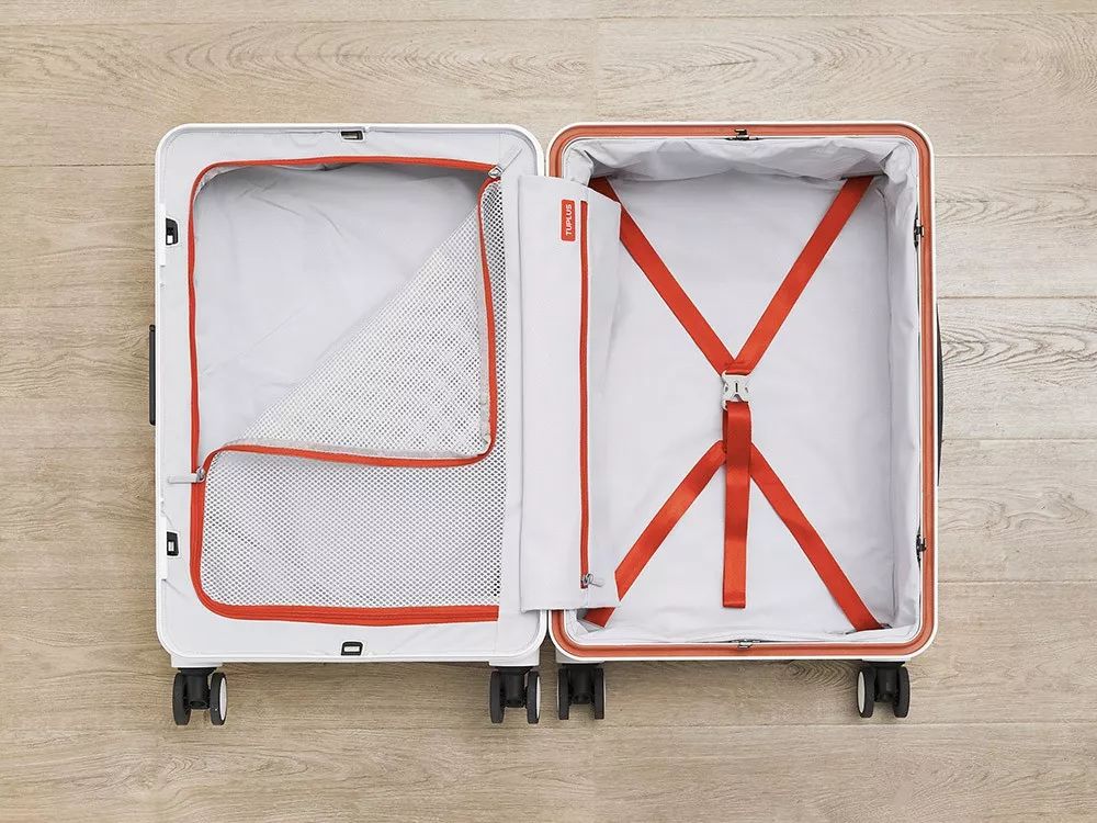 内部一边是网面内衬隔离,适合放日常用品.