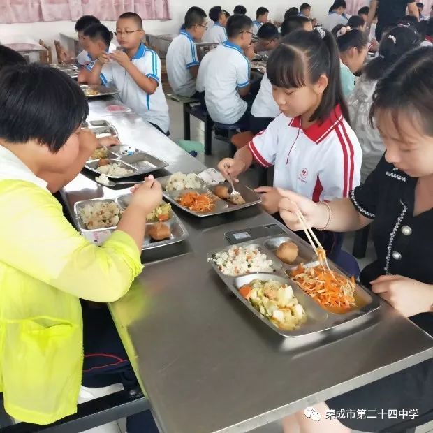 活力校园守护舌尖安全呵护健康成长24中学家长代表参观学校食堂