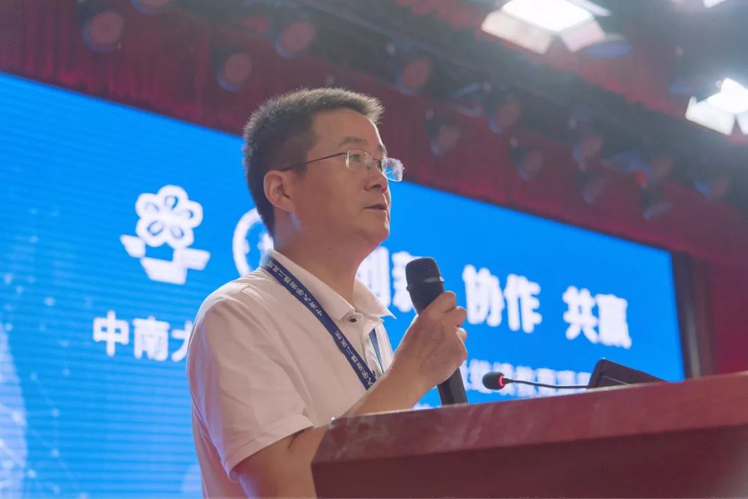 柴湘平副院长表示我院医务人员践行"担当重若山,技术硬如钢,服务柔似