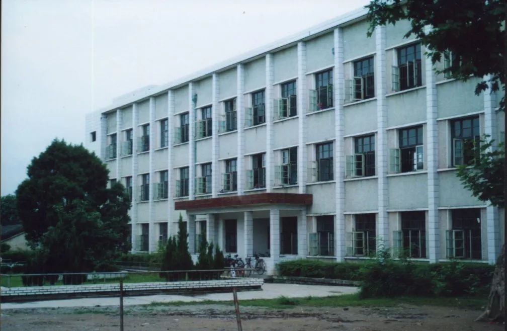 80年代的教室90年代的教室现 貌从低矮的平房到宽敞明亮的教学楼,八十