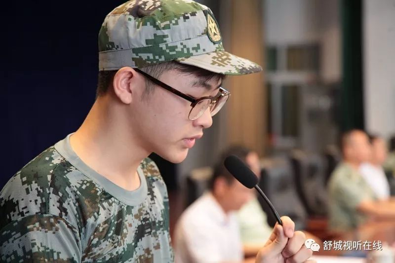 刚开学,舒城一中拍下的这一幕,赞!_军训