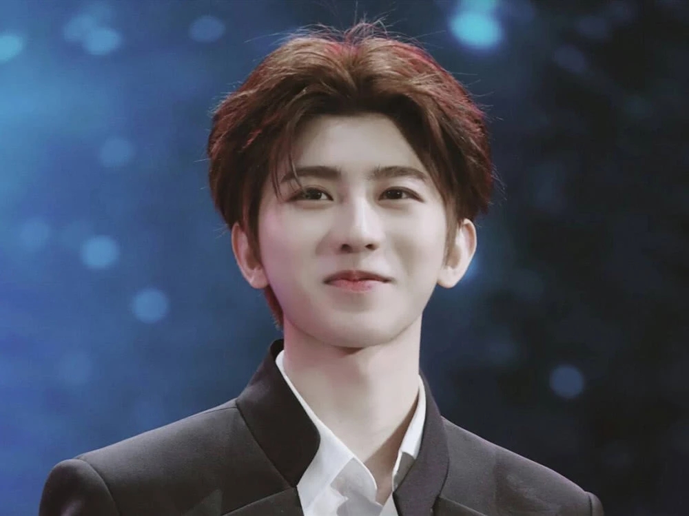 月牙眼的小哥哥张艺兴阳光华晨宇内敛而他笑起来真好看