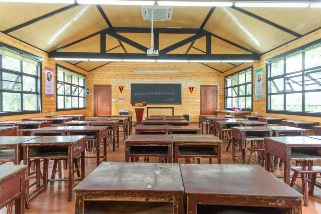 一秒带你穿越回到旧课堂就在古梅园老同学部落