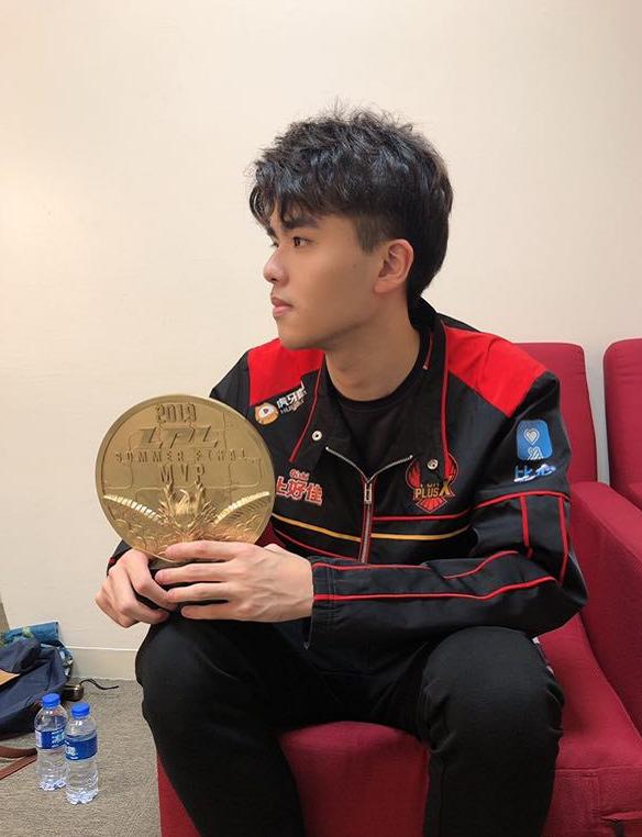 英雄联盟lwx成最卑微ad夺冠让水友宣传兄弟们给个面子