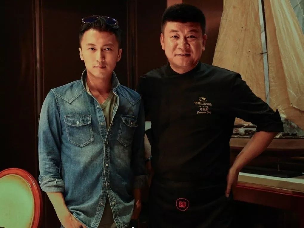 帅晓剑专访和谢霆锋朱茵一起做菜他同时在餐厅与电视机前传播美食