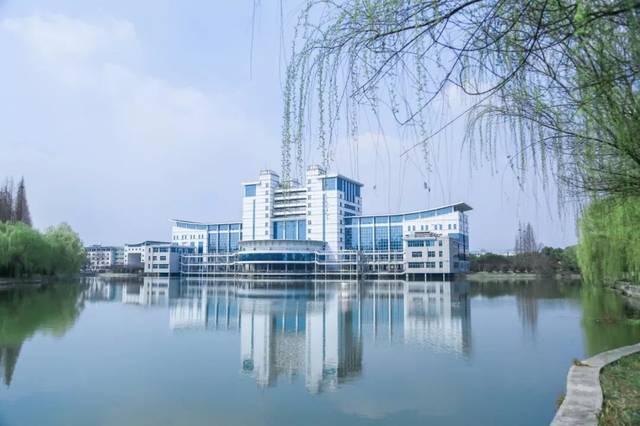 等你一起看湖工的春夏秋冬