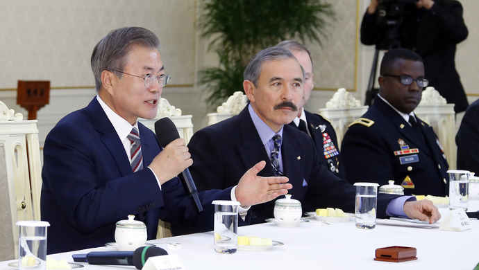 韩美关系迎来最紧张时刻:青瓦台召大使威胁收回基地,史上头一次