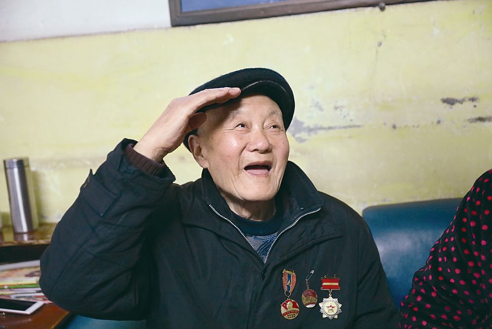 老兵张富清从跳下寨墙那一刻起,张富清就没准备回去,一股巨大的力量从
