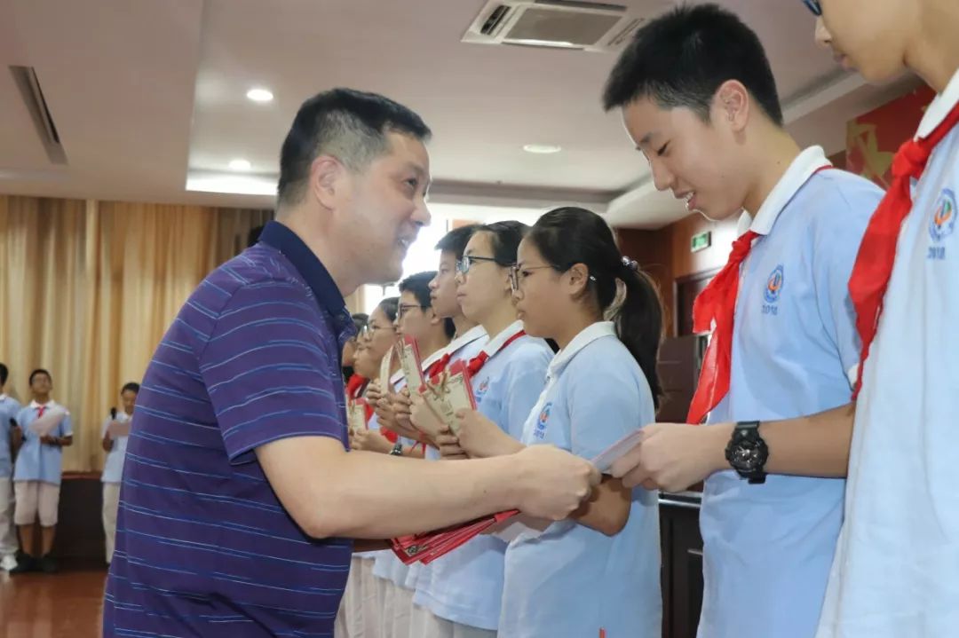 九年级年级主任王文虎老师,八年级年级主任盛建东老