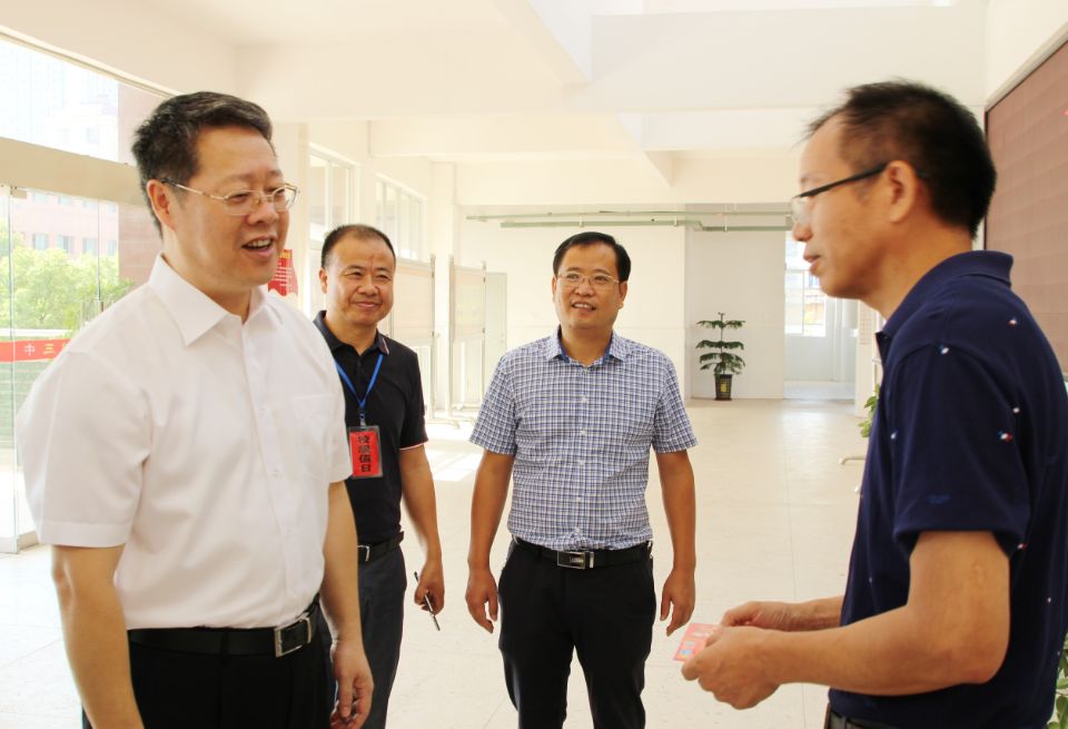 宁都县委书记邱建军走访慰问一线教师代表
