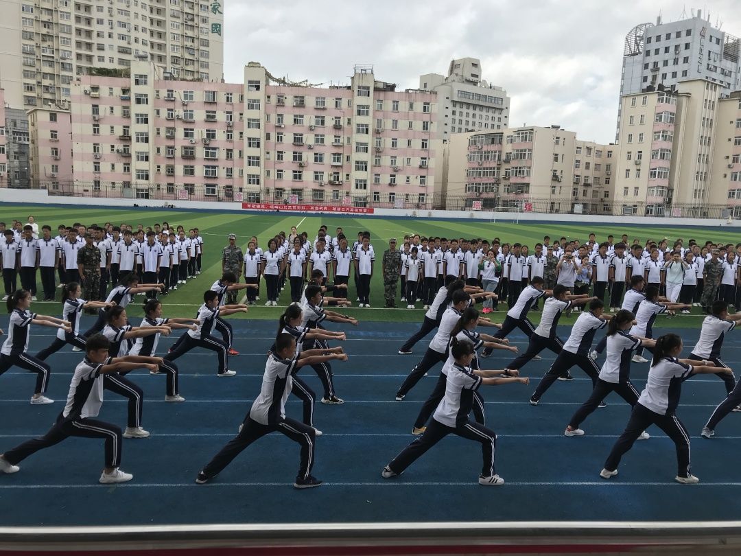 沙场点兵,扬帆远航——青岛六十六中举行2019级新生军训阅兵式暨闭营