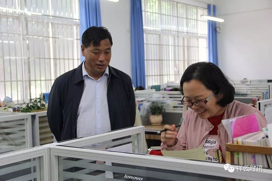 在祥云一中调研时,王正林听取了学校今年高考成绩情况汇报.